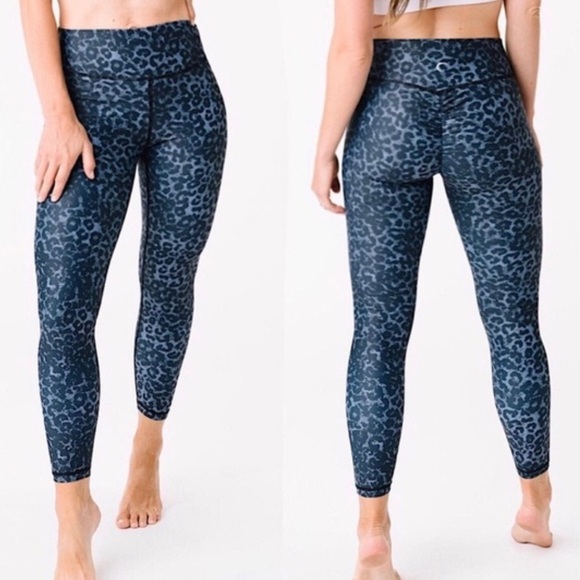 ZYIA Stone Leopard Scrunchy Light N Luxe Leggings - Picture 1 of 10
